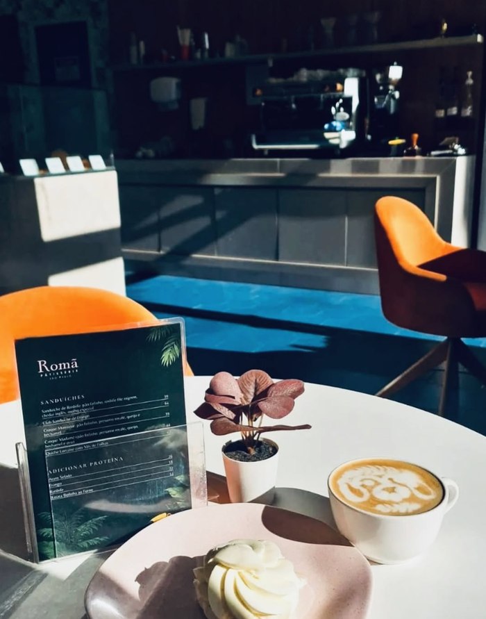 Mesa da Romã com café, doce e cardápio