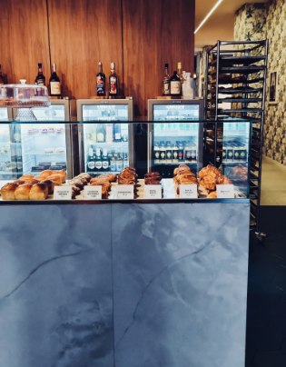 Vitrine de pães e doces