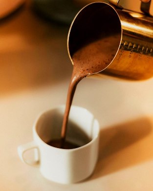Chocolate quente sendo servido