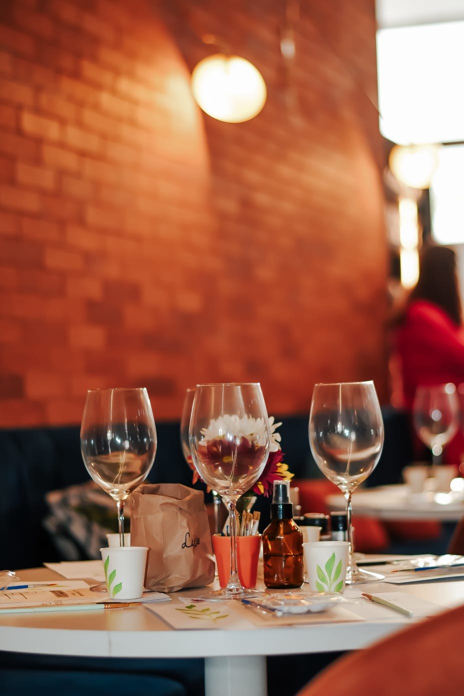 Mesa posta com taças de vinho