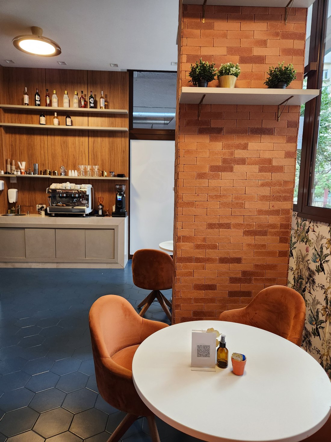 Bancada de bar com coluna de tijolo e plantas
