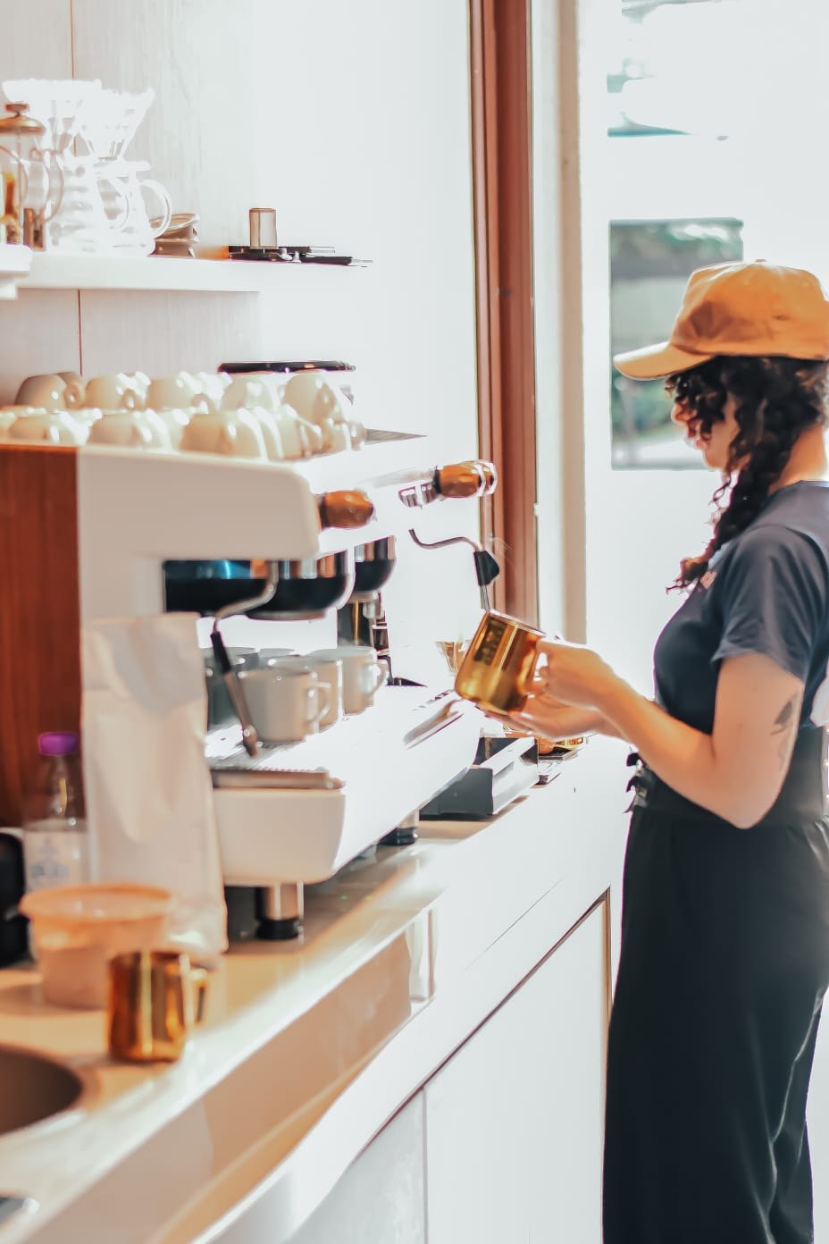 Barista preparando café na Romã