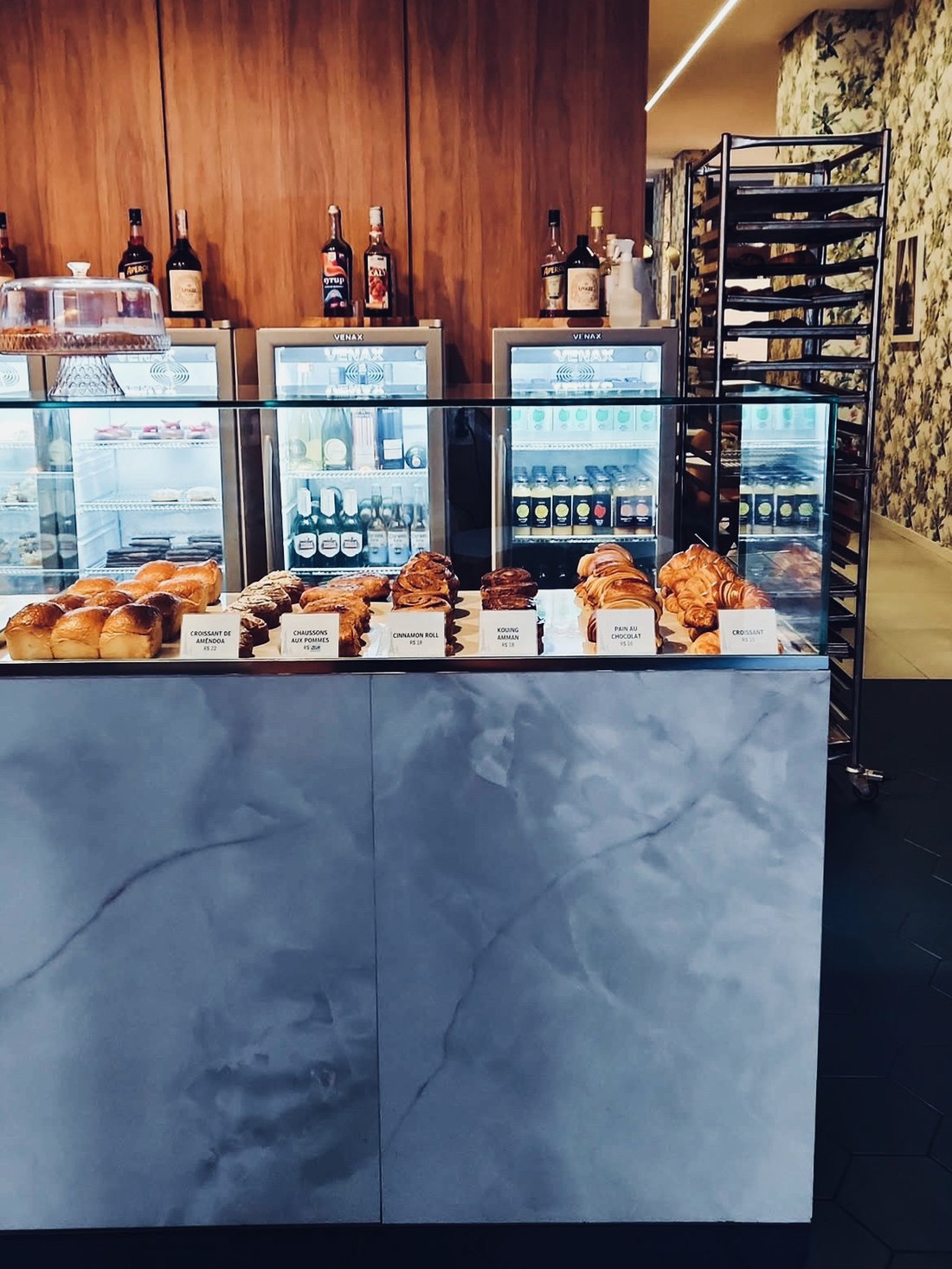 Vitrine de pães e doces da Romã