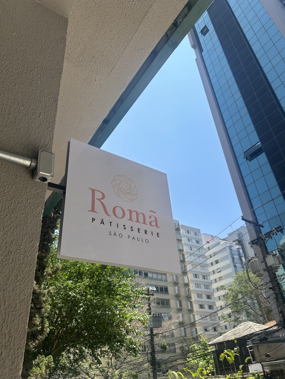 Placa da Romã vista de baixo, com prédios ao fundo